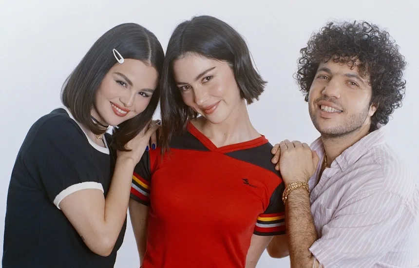 Selena Gomez, Gracie Abrams i Benny Blanco pozuję na białym do wspólnego zdjęcia