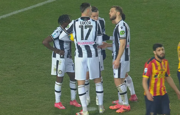 Lorenzo Lucca walczy o rzut karny po którym padł gol dla Udinese.