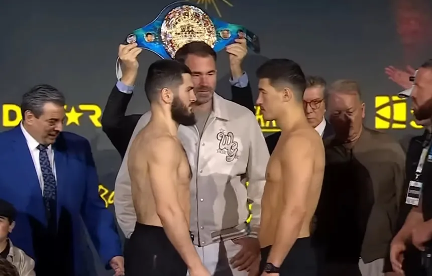 Bietierbijew i Biwoł stoją face to face przed galą w Rijadzie. Zobacz gdzie oglądać dzisiejszą walkę.