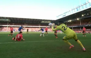 André Onana broni znakomity strzał w meczu Everton FC - Manchester United w Premier League.
