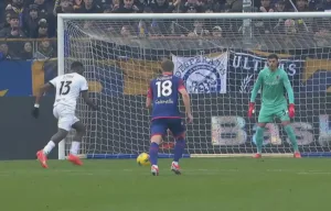 Ange Yohan Bonny strzela gola w meczu Parma - Bologna w rozgrywkach Serie A.