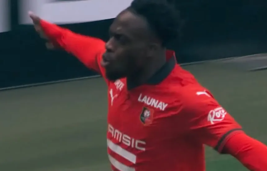 Arnaud Kalimuendo cieszący się z gola dla Stade Rennais w meczu z Stade de Reims.