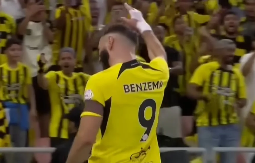 Karim Benzema cieszy się z gola w meczu Al-Ittihad - Al-Hilal w lidze saudyjskiej.