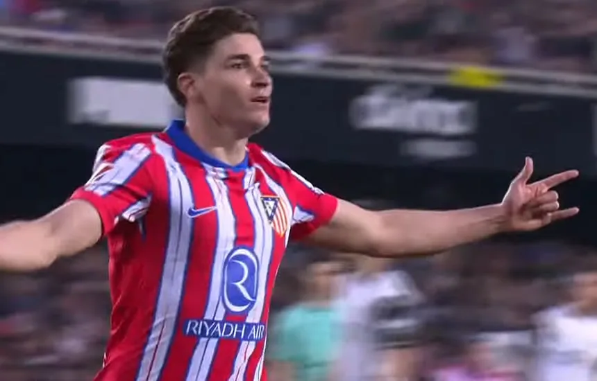 Julián Álvarez cieszy się po strzeleniu gola dla Atlético Madryt w meczu z Valencią CF.