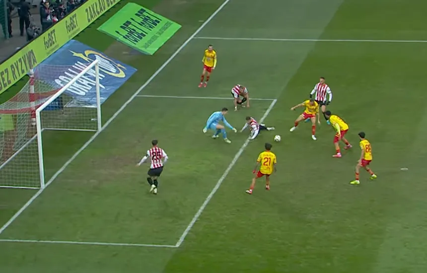 Cracovia remisuje z Jagiellonią Białystok w meczu polskiej Ekstraklasy.