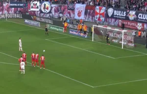 Benjamin Sesko wykonuje rzut karny w meczu RB Lipsk - Heidenheim.