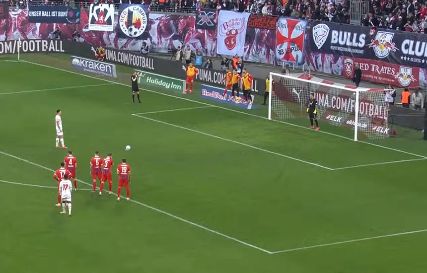 Benjamin Sesko wykonuje rzut karny w meczu RB Lipsk - Heidenheim.