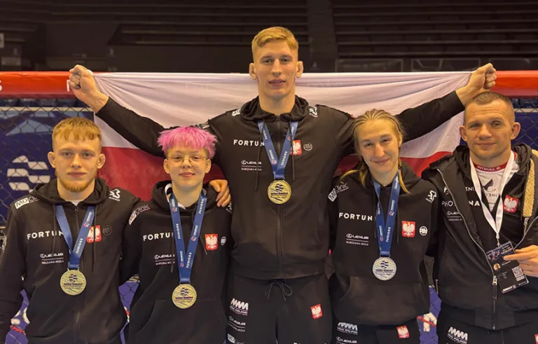 Polska kadra, która zdobyła medale na Mistrzostwach Europy MMA 2025.