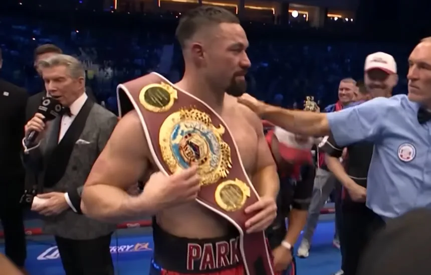 Joseph Parker z mistrzowskim pasem po wygranej walce z Martinem Bakole.