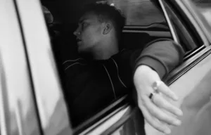 Obrazek promujący nowy album Sam Fender - People Watching.