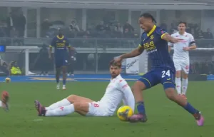 Antoine Bernède strzela zwycięskiego gola w meczu Hellas Verona - ACF Fiorentina w Serie A.