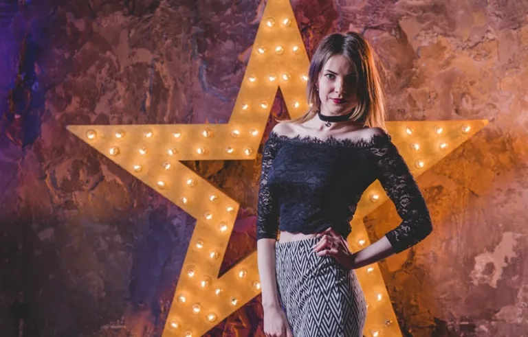 Gwiazdy chętnie wybierają koszulki tematyczne.