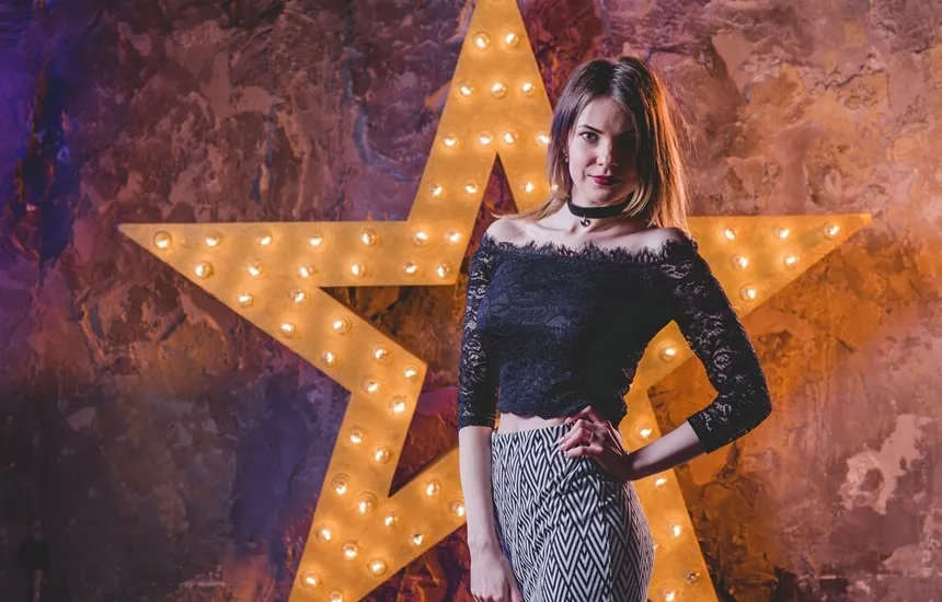 Gwiazdy chętnie wybierają koszulki tematyczne.