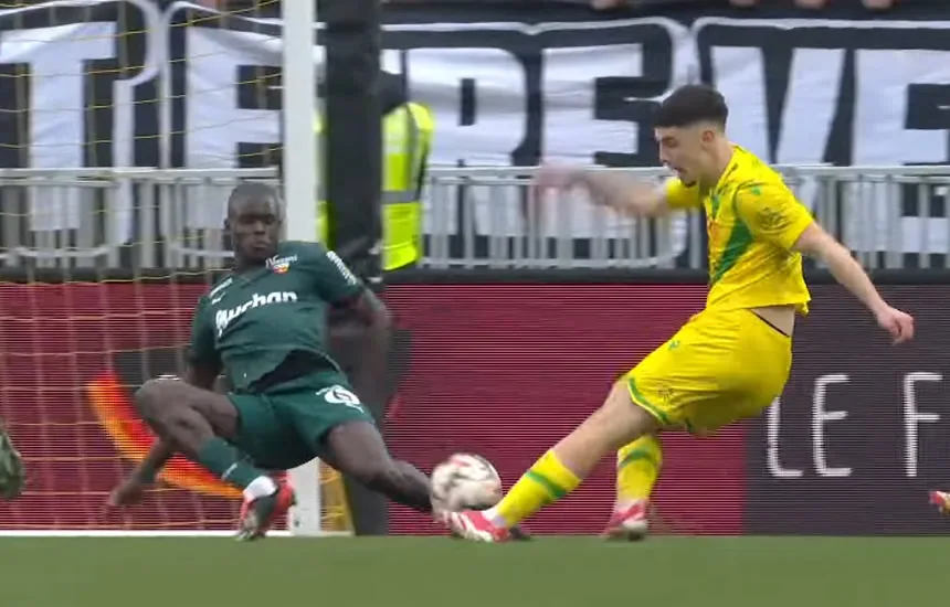 Piłkarz FC Nantes oddaje strzał w meczu z RC Lens we francuskiej Ligue 1.