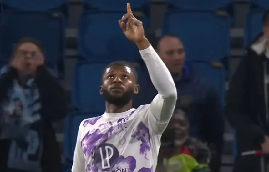 Jeden z piłkarzy Toulouse FC po wygranej z Le Havre AC w Ligue 1.