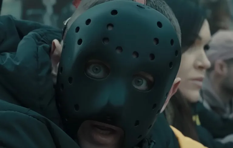 Kaen w masce w teledysku Moja wina.