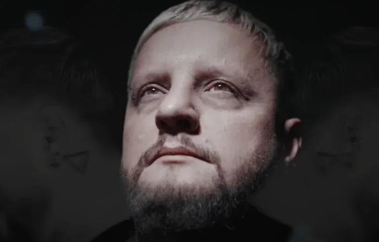 Lost In You prezentuje teledysk samotność słońc.