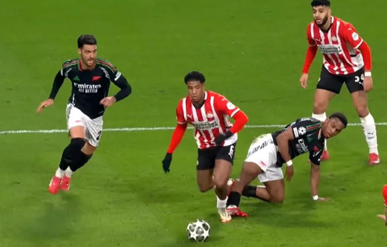 Kadr z meczu w którym Arsenal pokonał PSV aż 7:1