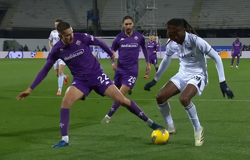 Kadr z meczu Napoli - Fiorentina. Gdzie oglądać? Transmisja odbędzie się na Eleven Sports 2