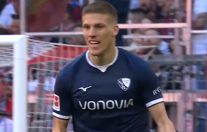 Piłkarz VfL Bochum cieszący się z gola w wygranym meczu z Bayernem Monachium