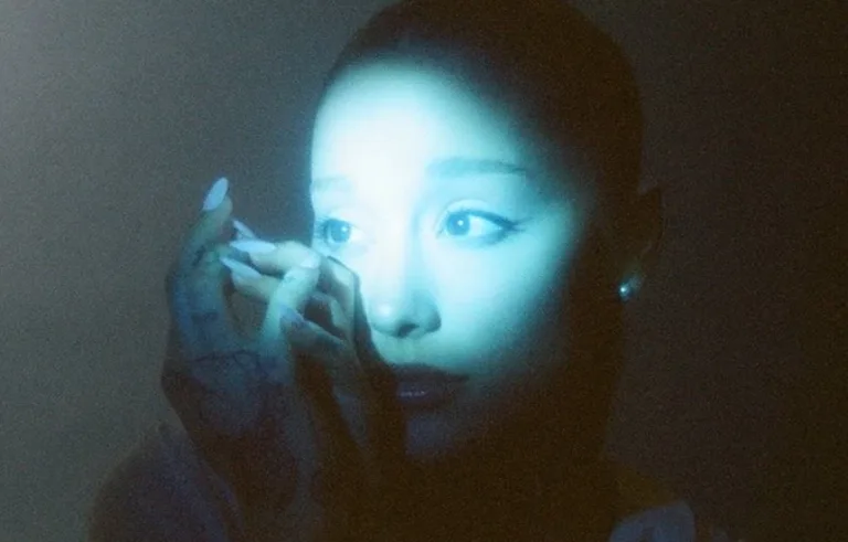 Ariana Grande prezentuje Eternal Sunshine Deluxe