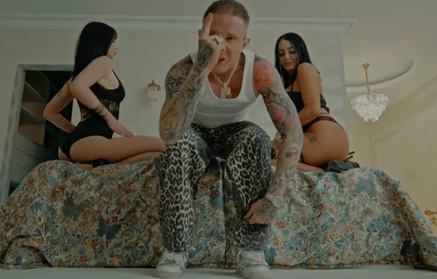 KøDi i Diho w teledysku Shake It