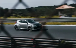 Toyota Yaris sport na torze wyścigowym
