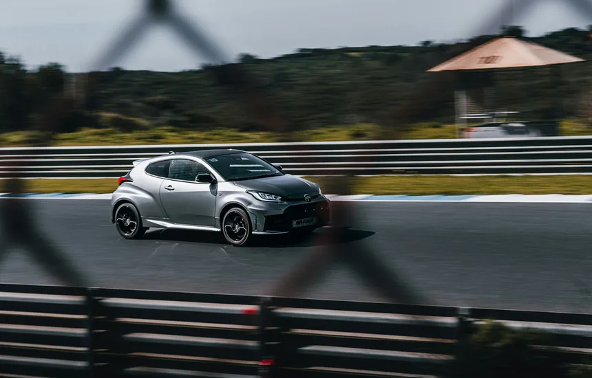 Toyota Yaris sport na torze wyścigowym