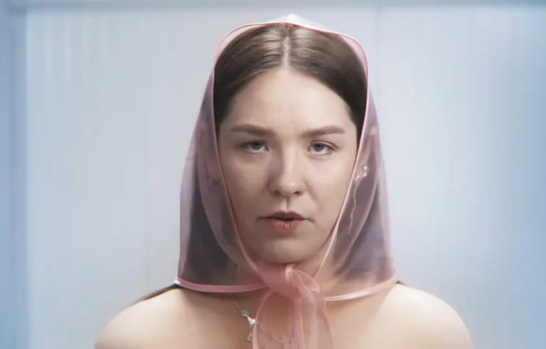 Karolina Czarnecka prezentuje singiel Licho