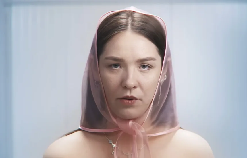 Karolina Czarnecka prezentuje singiel Licho