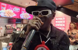 Flavor Flav promuje fast food Raising Cane