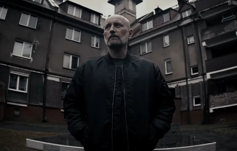 Małpa prezentuje Suma wszystkich strachów