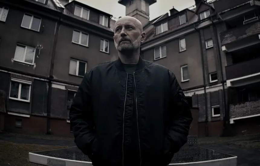 Małpa prezentuje Suma wszystkich strachów