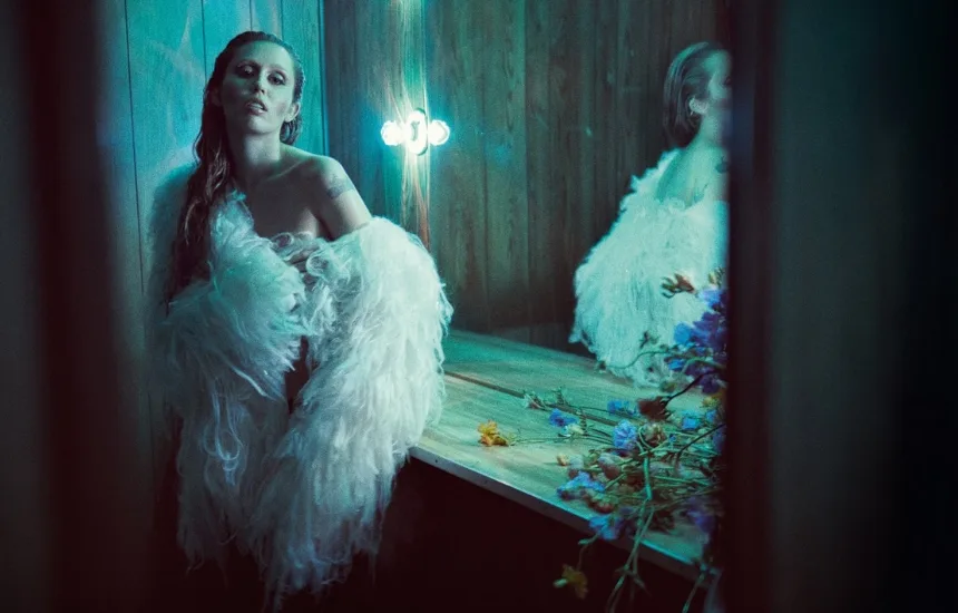 Miley Cyrus z albumem Something Beautiful