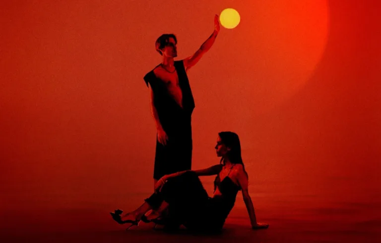 Zespół Jeszcze prezentuje singiel Wakacje