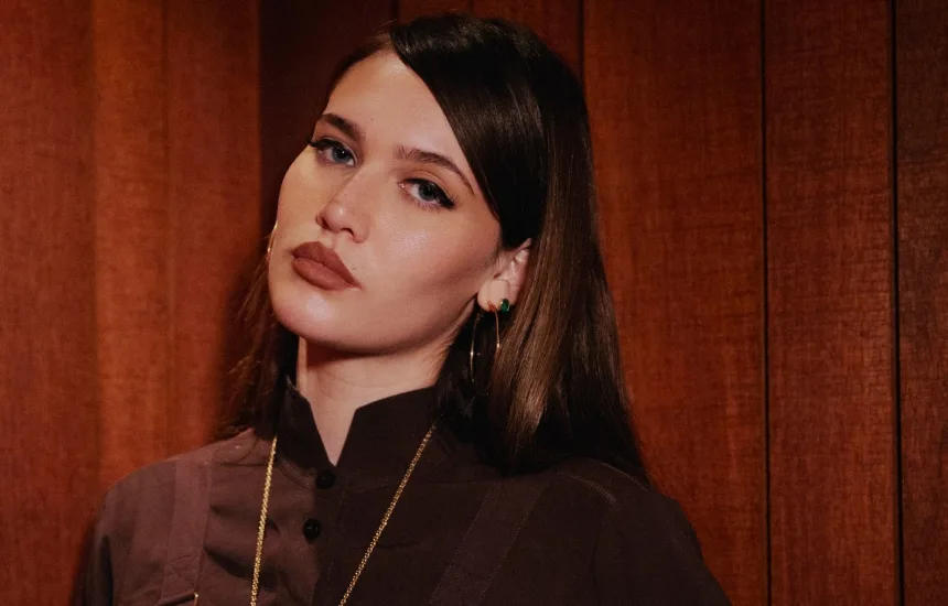 Sienna Spiro prezentuje utwór Dream Police