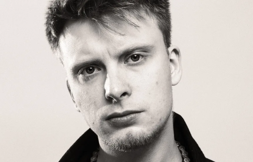 Del-M w singlu WWA Pościg