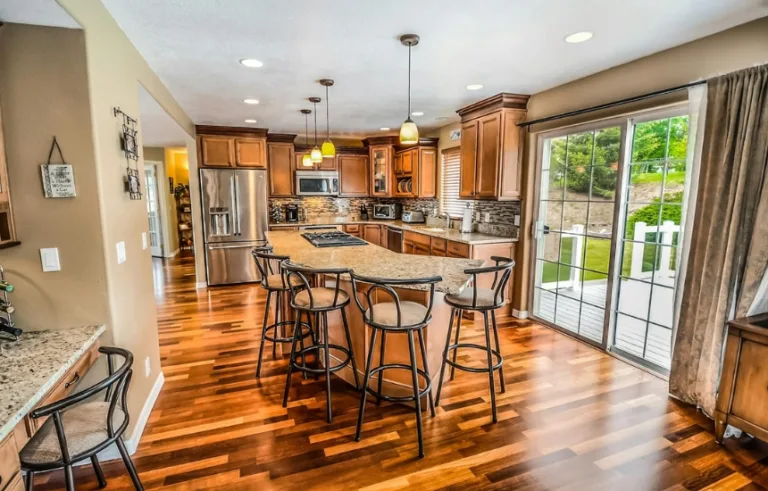 Jak dbać o panele podłogowe latem