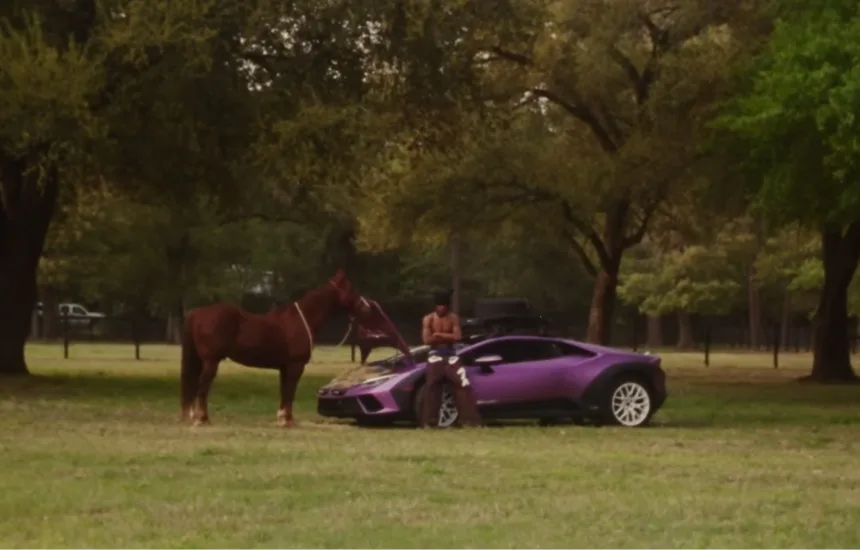 Travis Scott w teledysku do Kick Out