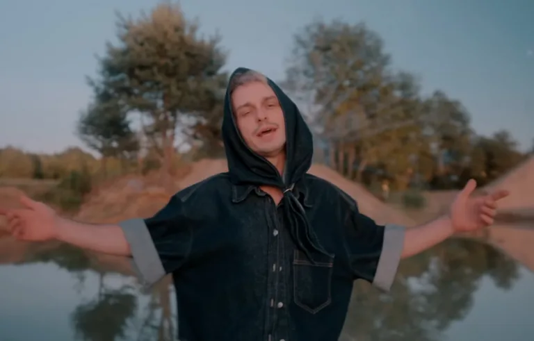 Vito Bambino w singlu Americano