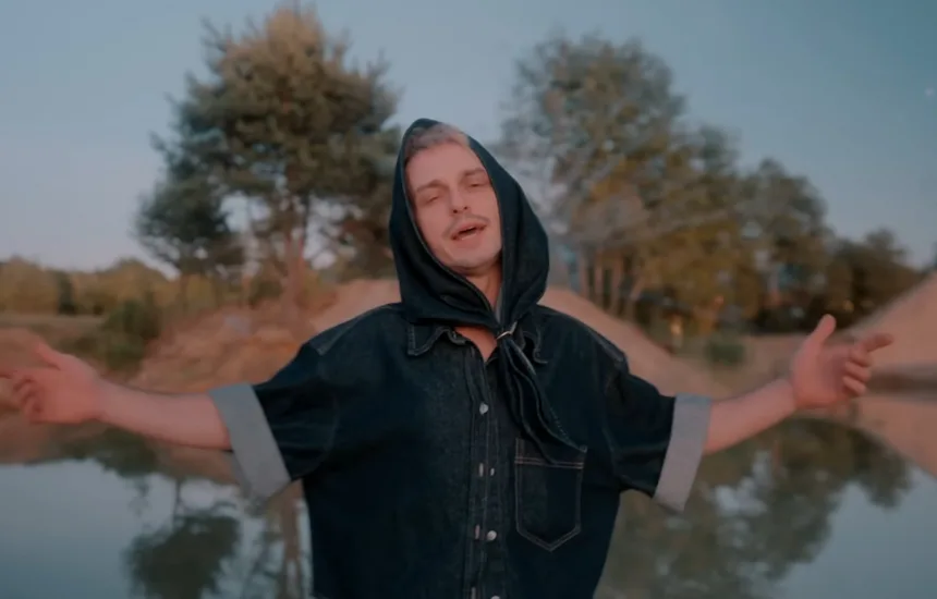 Vito Bambino w singlu Americano