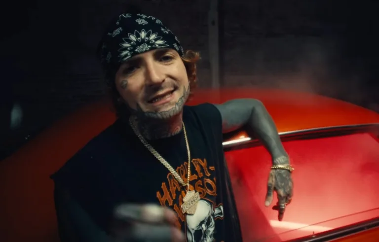 Caskey w singlu I Hate Everybody