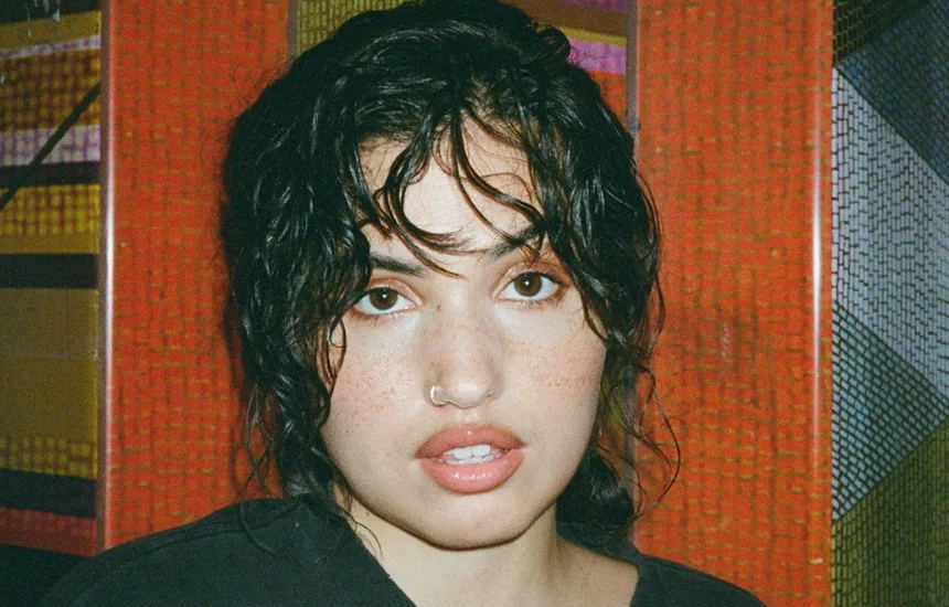 Mabel w singlu Turn Me Up