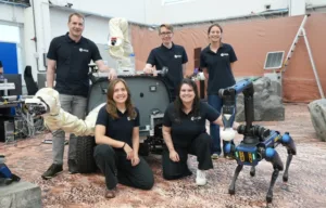 astronauci sterują robotami z orbity