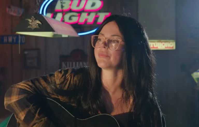 Caitlynne Curtis w singlu Amen