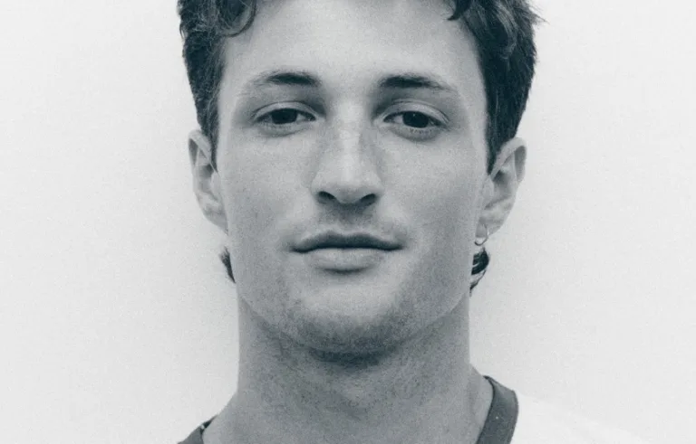 Henry Moodie w singlu mood swings