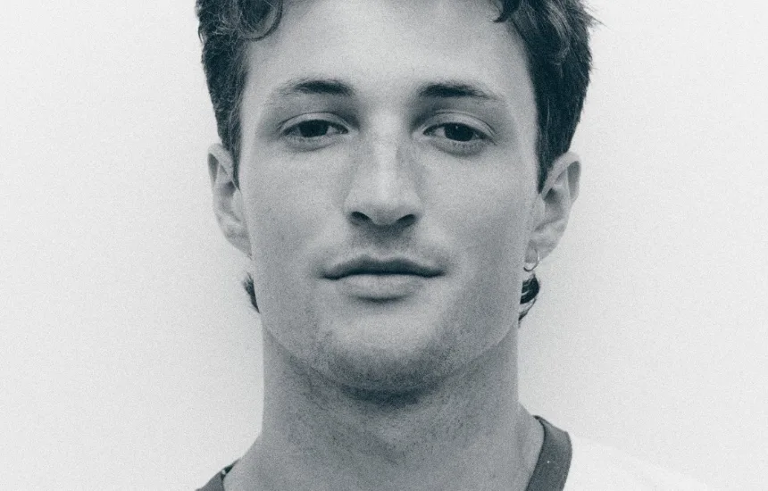 Henry Moodie w singlu mood swings