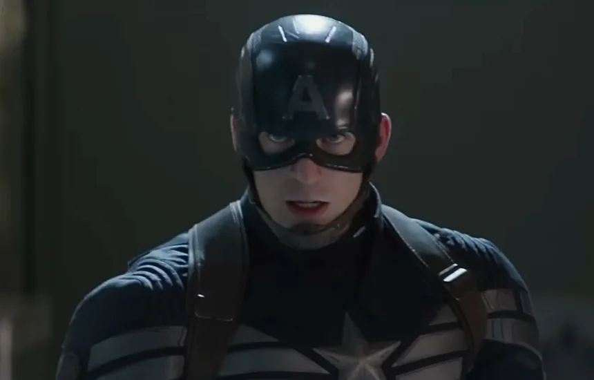 Chris Evans jako Kapitan Ameryka w stroju bojowym - kadr z filmu Marvela