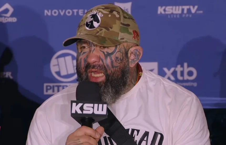 Marcin Różalski podczas ważenia przed galą XTB KSW 113 w Łodzi, przemawia do kibiców