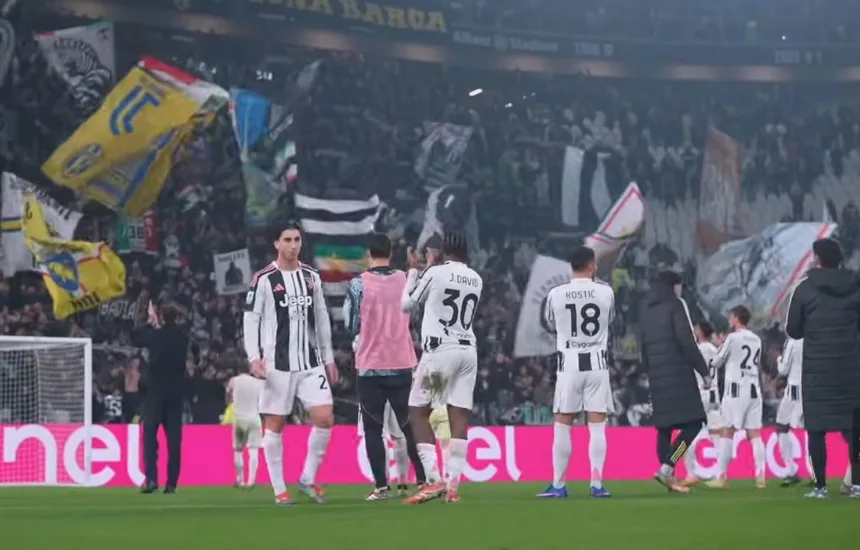 Piłkarze Juventusu dziękują kibicom na Allianz Stadium po zwycięstwie 2:1 nad AS Romą w meczu Serie A